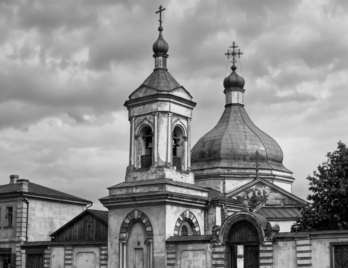 Стара церква з дзвіницею, чорно-біле фото